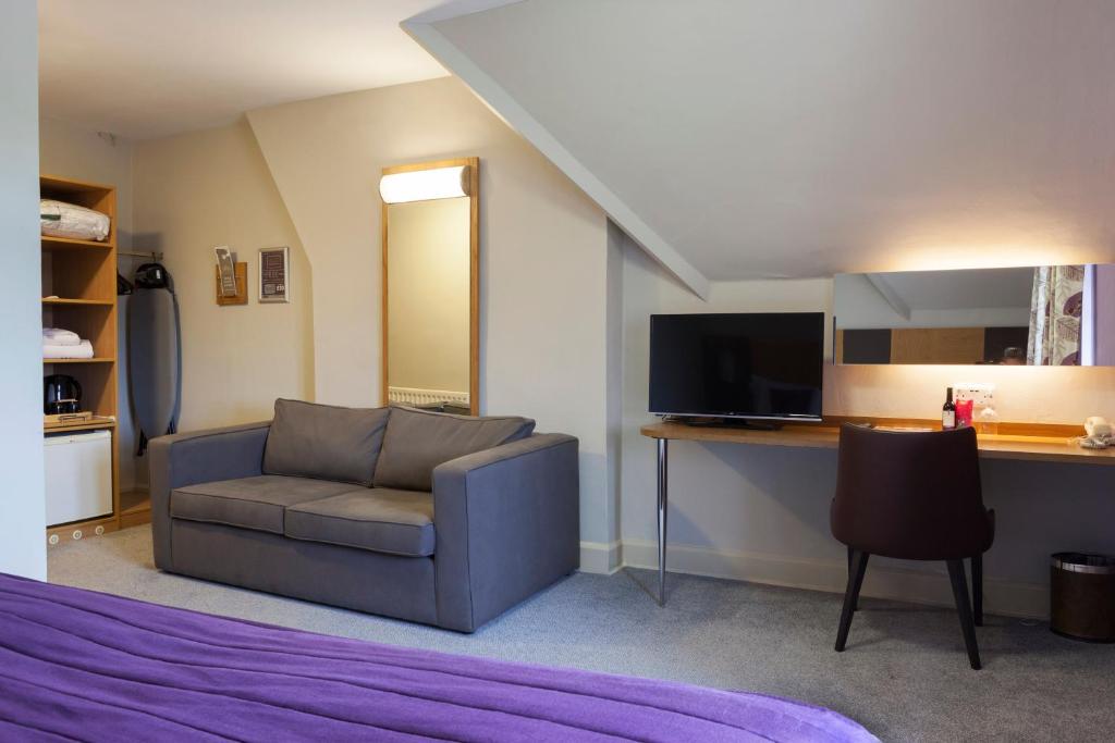 TV a/nebo společenská místnost v ubytování The Corner House Hotel