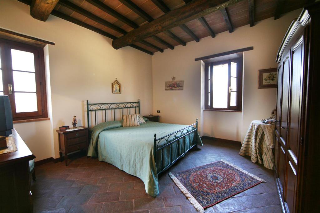 um quarto com uma cama num quarto com janelas em Agriturismo San Valentino em Amelia