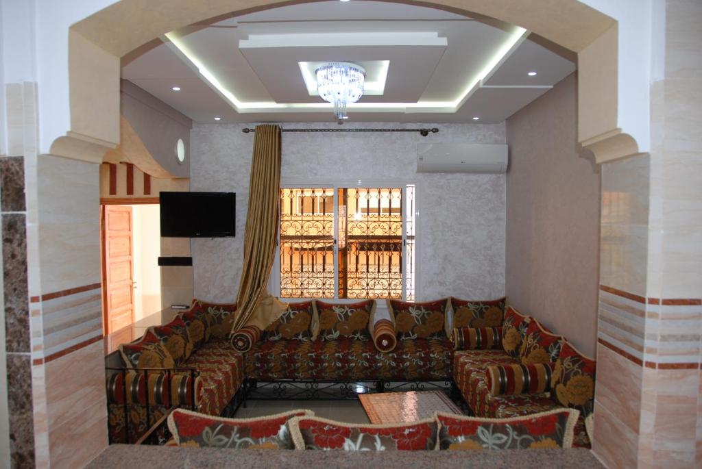un soggiorno con divano e finestra di Appartements Ziad Guéliz a Marrakech