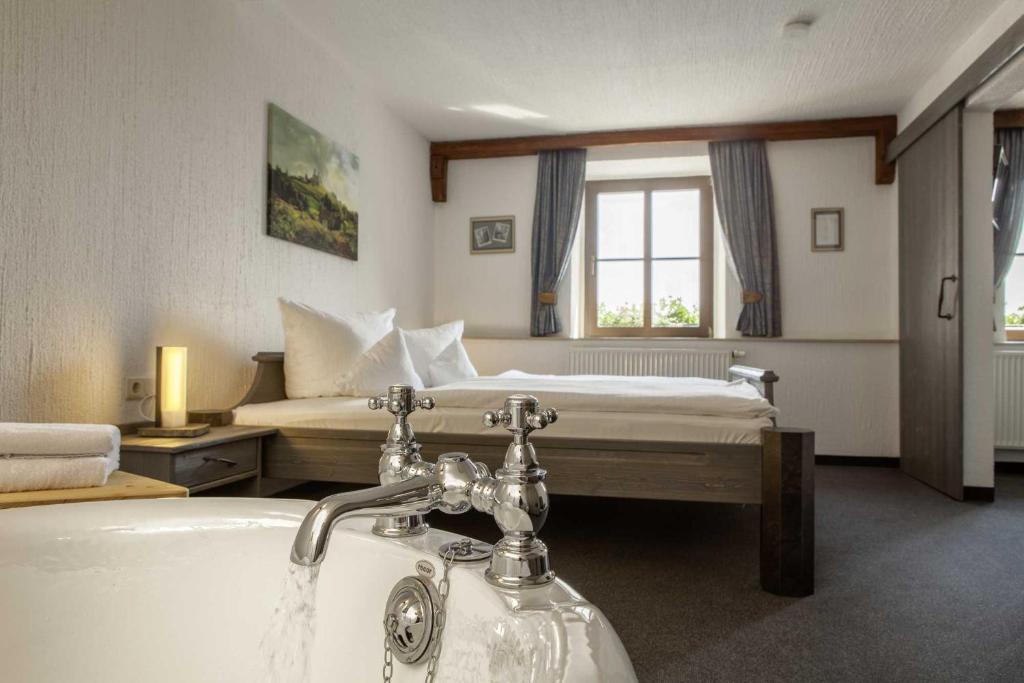 Postel nebo postele na pokoji v ubytování Burghotel Stolpen