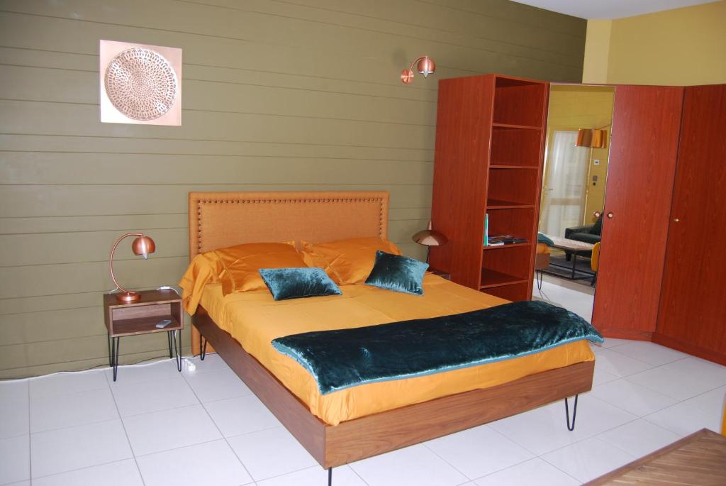 サルゾーにあるKerzara - Le Gîteのベッドルーム1室(大型ベッド1台、青い枕2つ付)