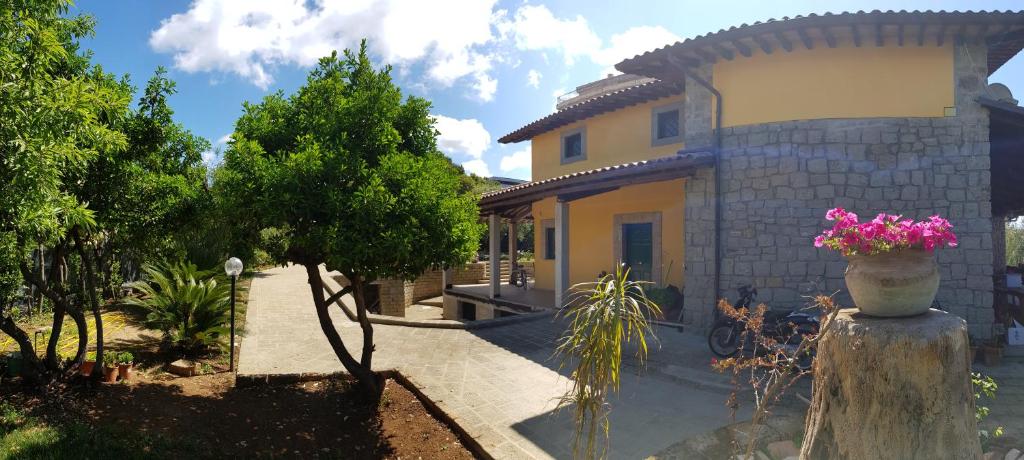 una casa con una maceta delante de ella en Casavacanze Peperosa, en Civitavecchia