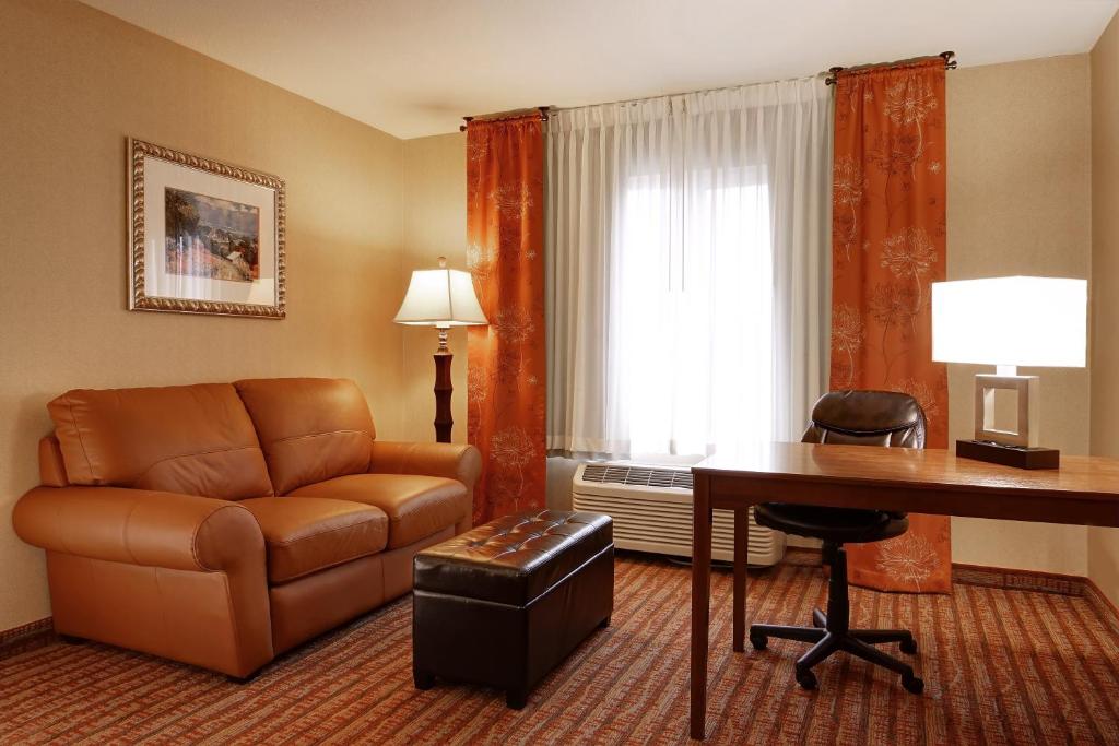 Posezení v ubytování Phoenix Inn Suites Albany