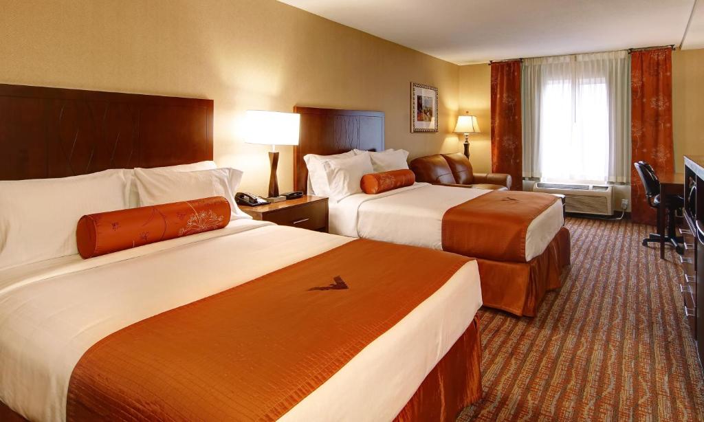 Postel nebo postele na pokoji v ubytování Phoenix Inn Suites Albany