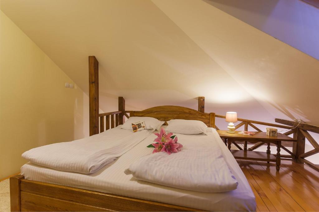 Rúm í herbergi á Guest House Vila Bajka