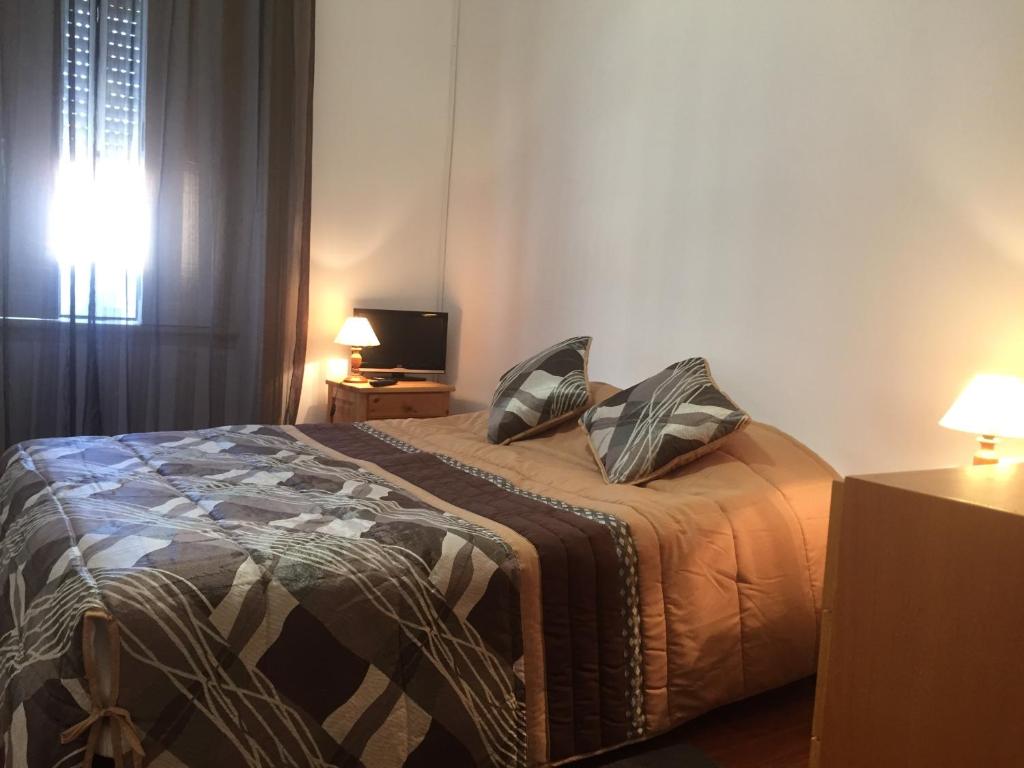 Un dormitorio con una cama con almohadas encima. en Residência Almirante, en Lisboa