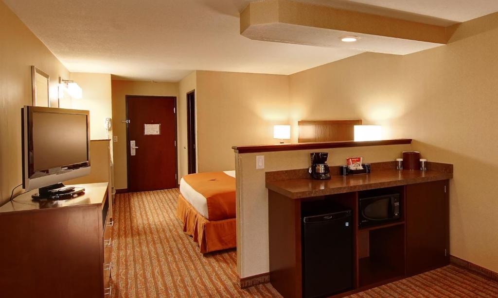Kuchyň nebo kuchyňský kout v ubytování Phoenix Inn Suites Albany