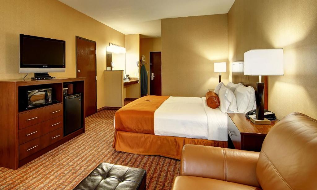 Kuchyň nebo kuchyňský kout v ubytování Phoenix Inn Suites Albany