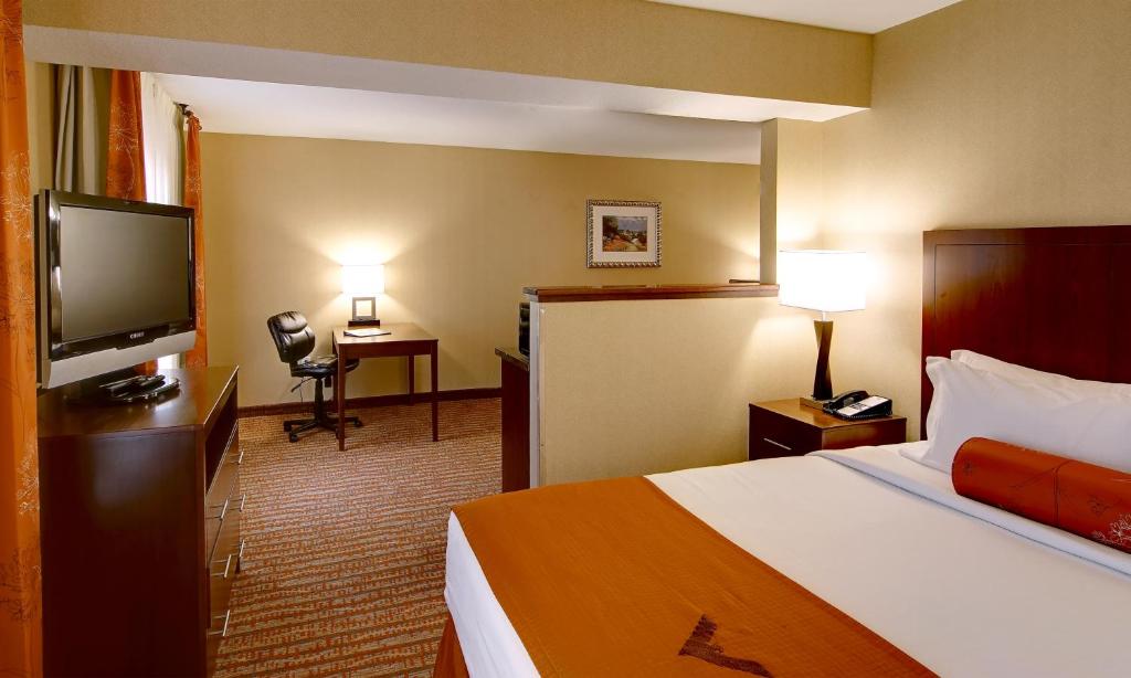 TV a/nebo společenská místnost v ubytování Phoenix Inn Suites Albany