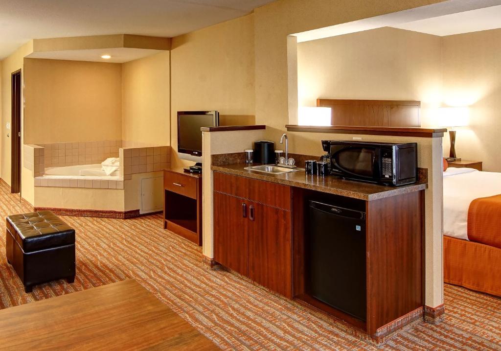Postel nebo postele na pokoji v ubytování Phoenix Inn Suites Albany