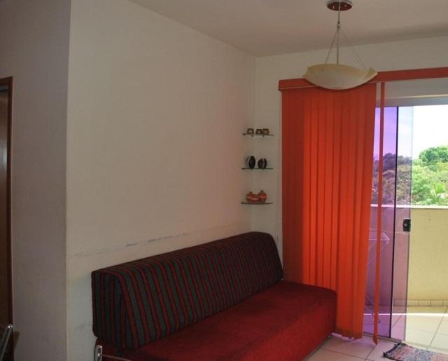 Habitación con banco rojo y cortina naranja en Thermas do Bandeirante - Achei Férias, en Caldas Novas