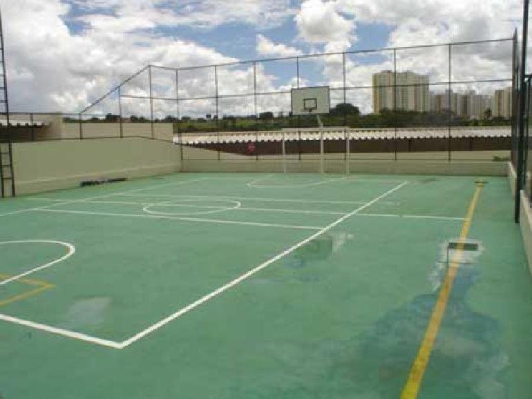 una pista de tenis vacía con una cancha de tenis en Thermas dos Bandeirantes - 3 Quartos - Achei Férias, en Caldas Novas