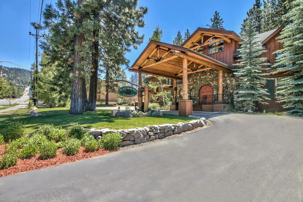 una casa con techo de gambrel y entrada en Black Bear Lodge en South Lake Tahoe