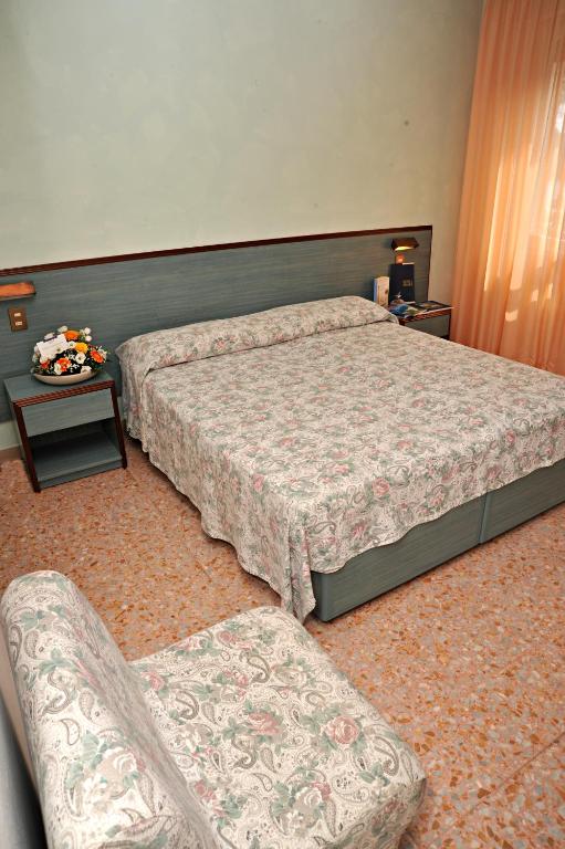 Postel nebo postele na pokoji v ubytování Frank's Hotel