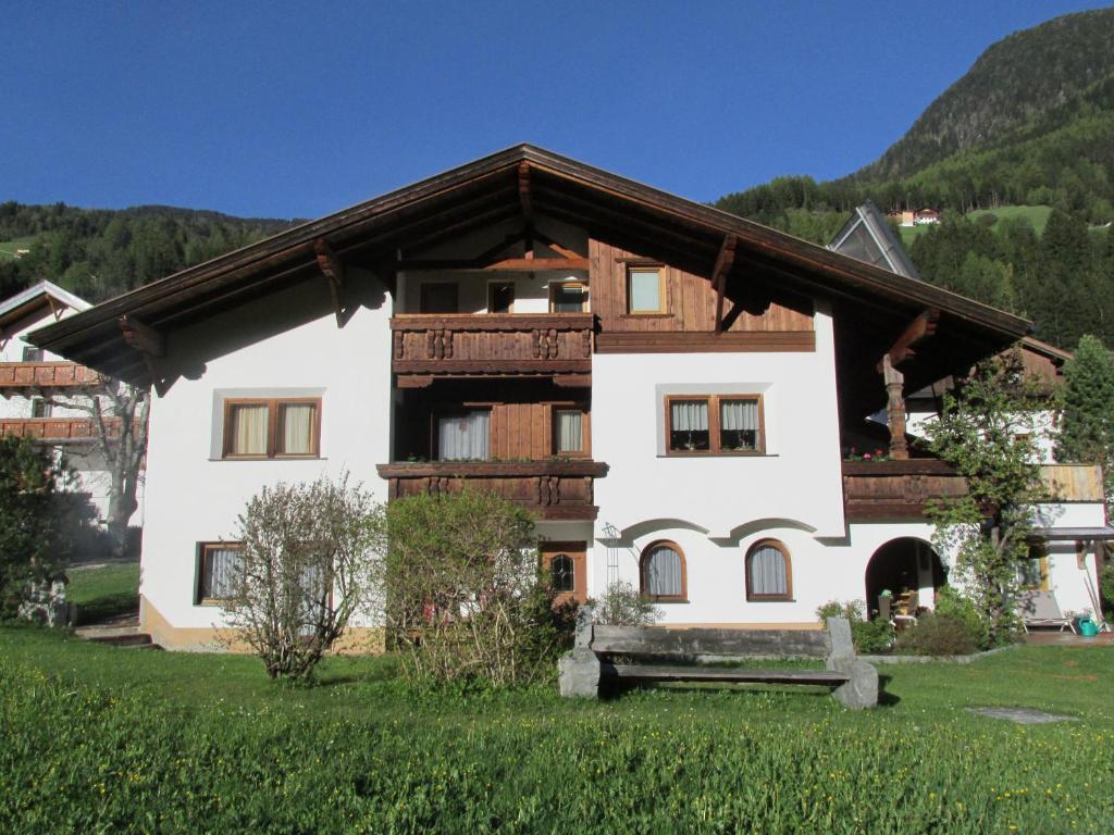 una grande casa bianca con tetto in legno di Haus Rottensteiner a Jerzens