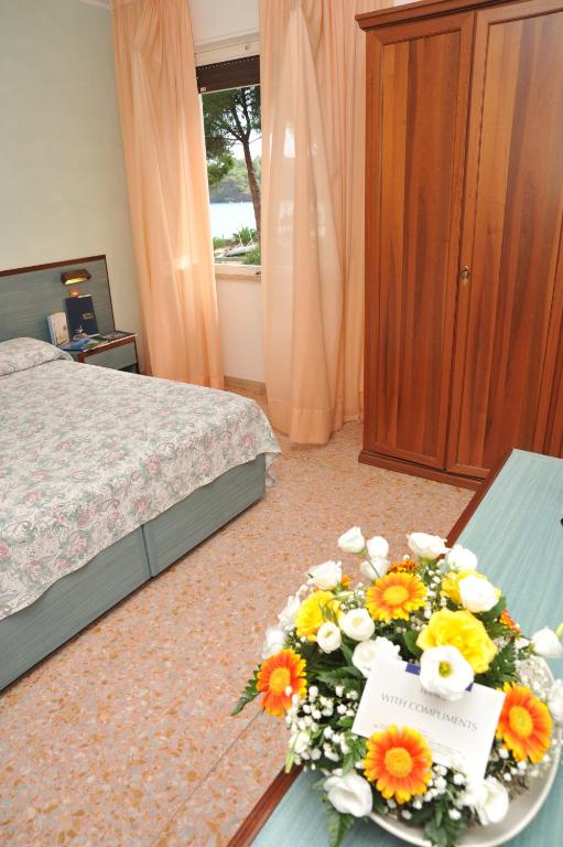 Postel nebo postele na pokoji v ubytování Frank's Hotel