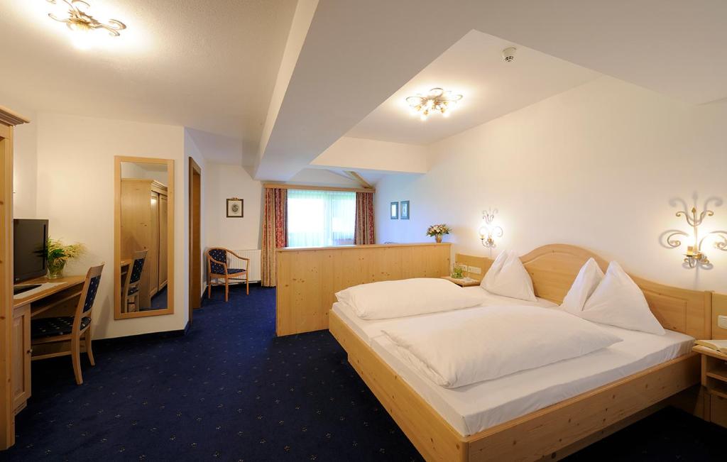 Postel nebo postele na pokoji v ubytování Hotel Blattlhof