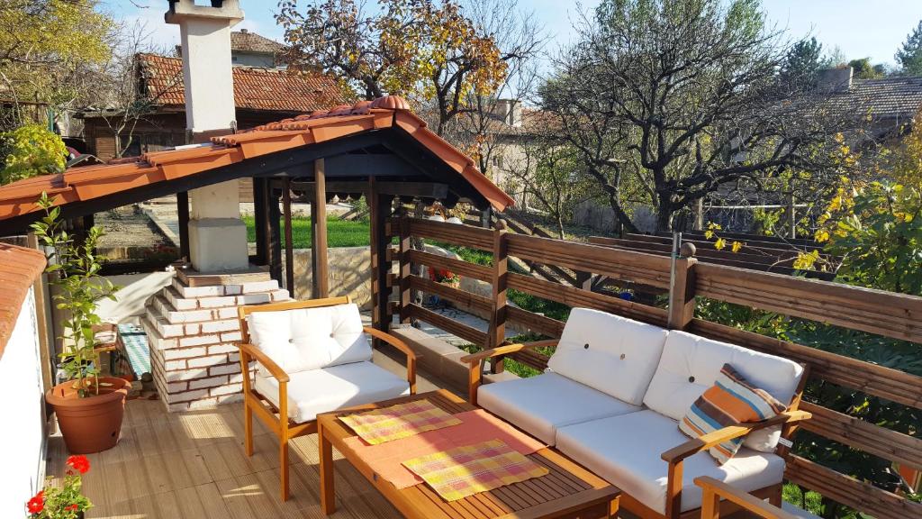 patio con 2 sedie, tavolo e gazebo di The Wild Fig a Shumen