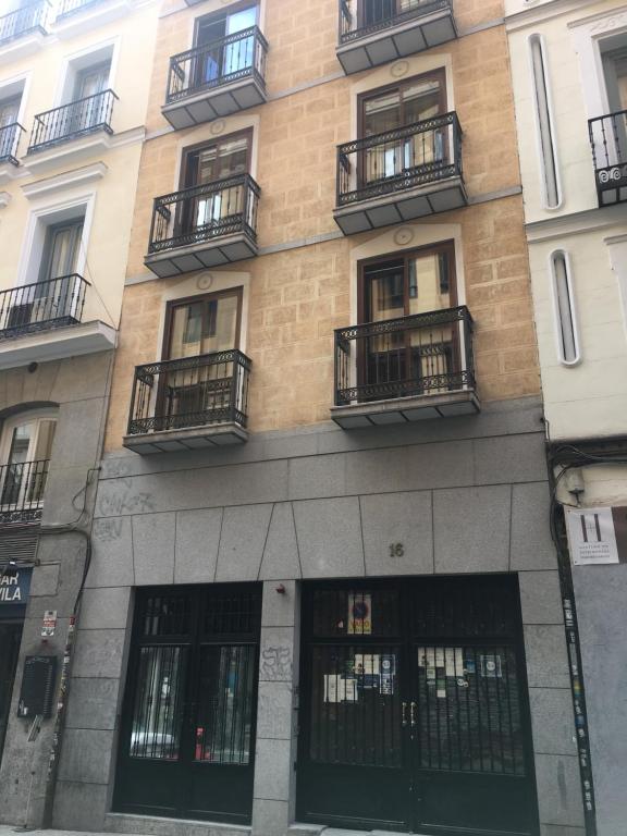 - un bâtiment avec des balcons sur le côté dans l'établissement Apartamentos Caballero de Gracia, à Madrid
