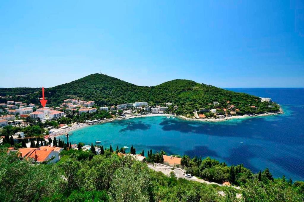 una pequeña isla en medio de un cuerpo de agua en Luxury Apartment at the Beach, en Dubrovnik