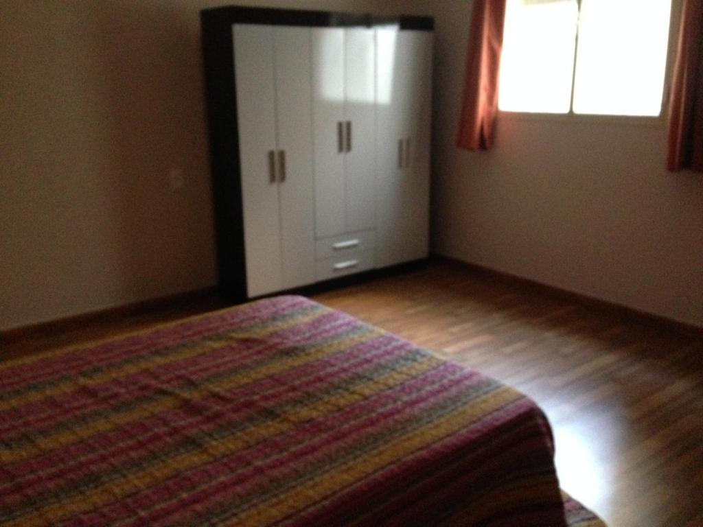 Tempat tidur dalam kamar di Apartamento en el centro de mercedes URUGUAY