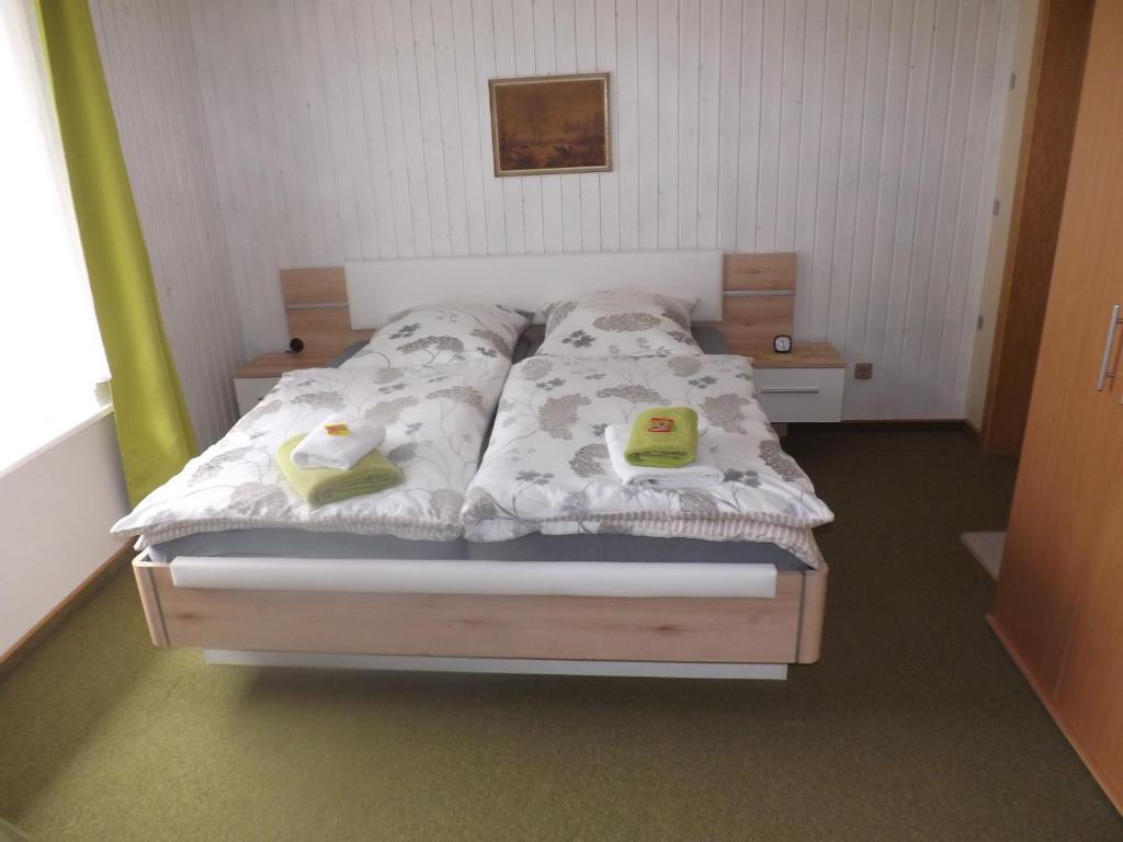 a bedroom with a bed with two ducks on it at Pension Sonneneck in Kamschlacken