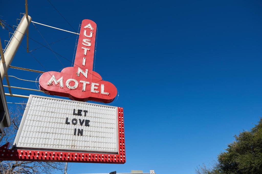 een teken voor een motel dat zegt laat de liefde binnen bij Austin Motel in Austin