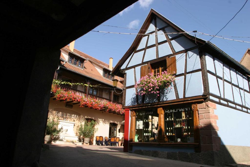 un edificio con un mucchio di bottiglie di vino di Chambres d'hôtes Ruhlmann a Dambach-la-Ville