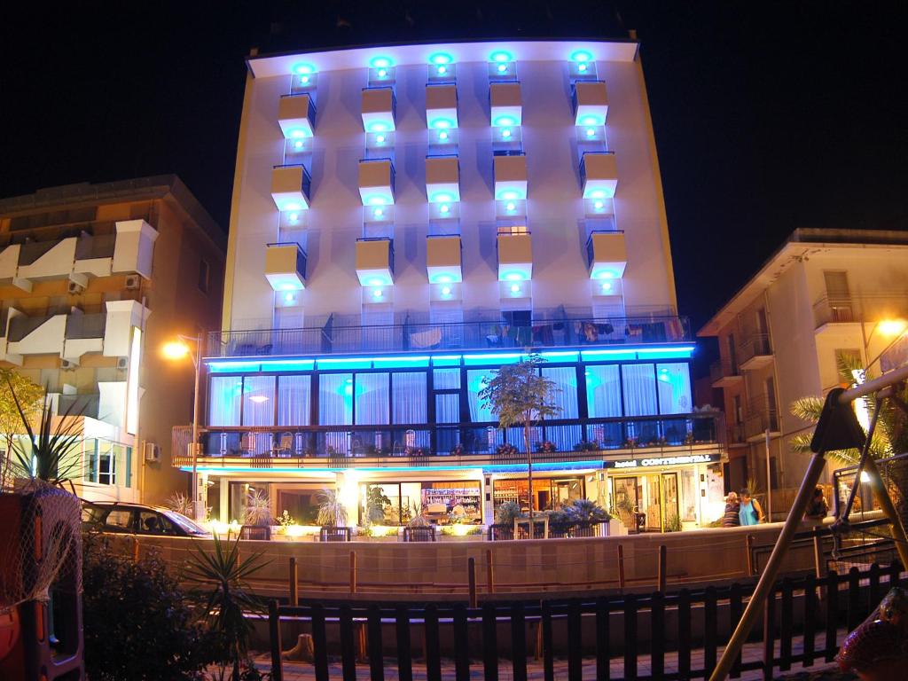 ベッラーリア・イジェア・マリーナにあるHotel Continentalの青いライトが映える建物