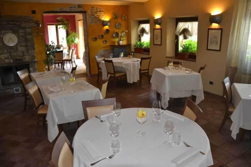 Reštaurácia alebo iné gastronomické zariadenie v ubytovaní Trattoria Del Bivio