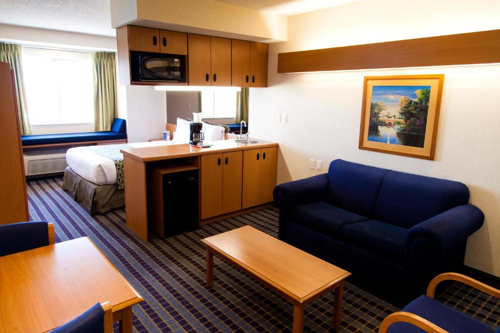 Kuchyň nebo kuchyňský kout v ubytování Microtel Inn & Suites by Wyndham Chihuahua