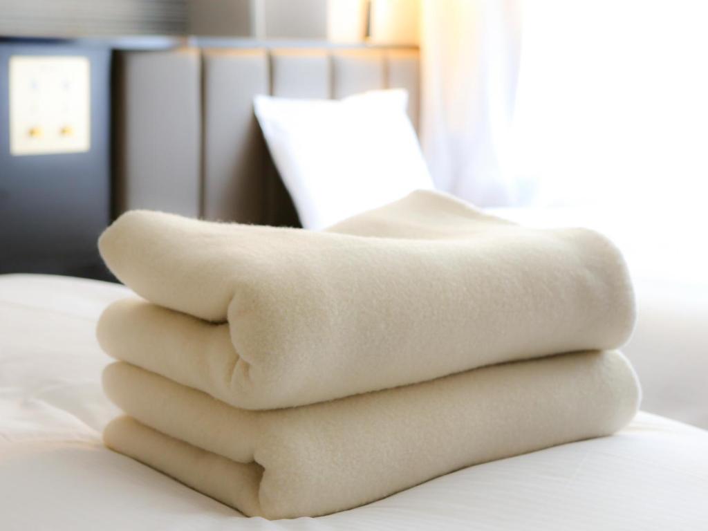 Postel nebo postele na pokoji v ubytování APA Hotel Mito-eki Kita