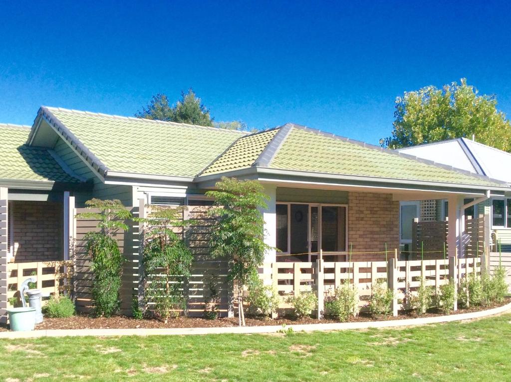 una casa con una valla delante de ella en Bethlehem Garden Retreat, en Tauranga