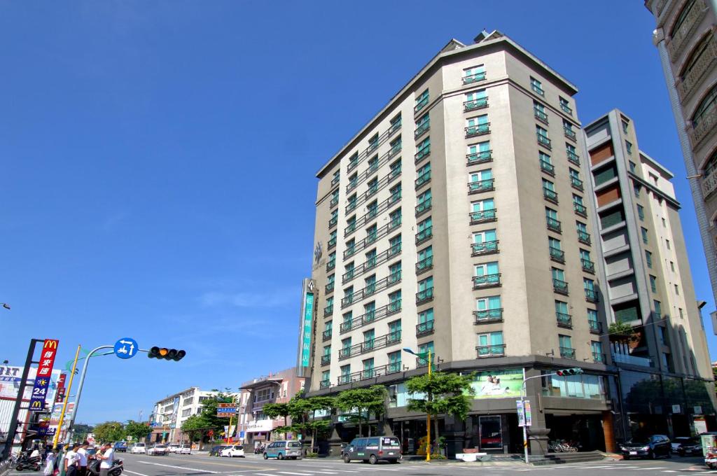 花蓮市的住宿－藍天麗池飯店，一条城市街道拐角处的高楼