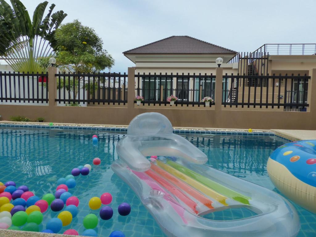 Bazén v ubytování So Cool Pool Villa nebo v jeho okolí