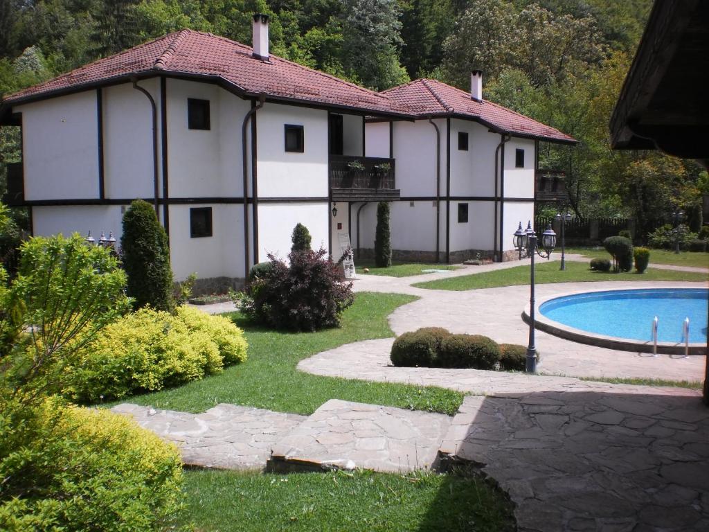 Bazén v ubytování Complex Balgarka nebo v jeho okolí
