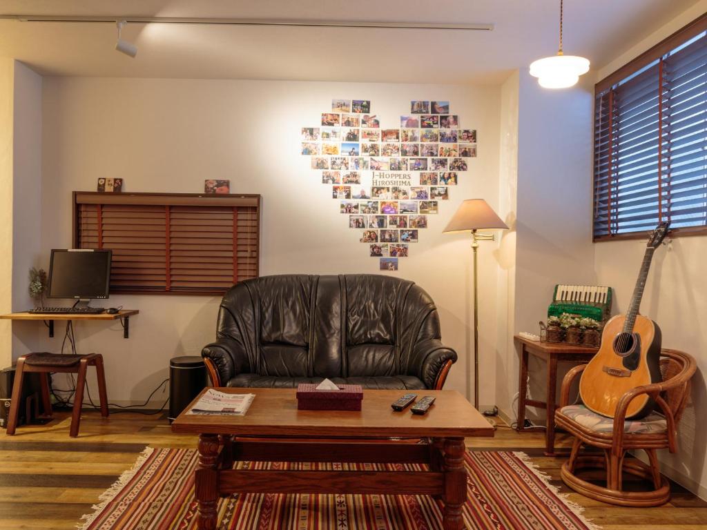 Posezení v ubytování J-Hoppers Hiroshima Guesthouse