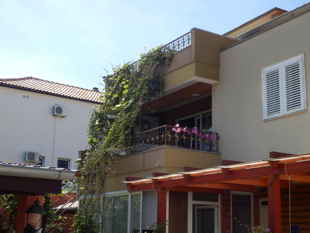 ein Gebäude mit einem Balkon mit Blumen darauf in der Unterkunft Apartment Vera in Zadar
