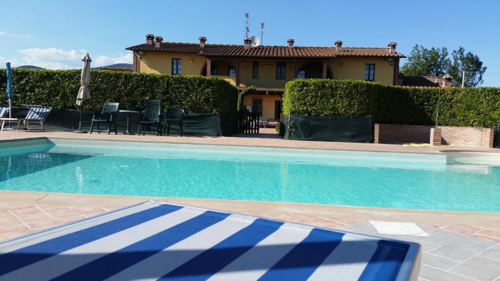 Bazén v ubytování il Chiassetto Agriturismo No Kids nebo v jeho okolí
