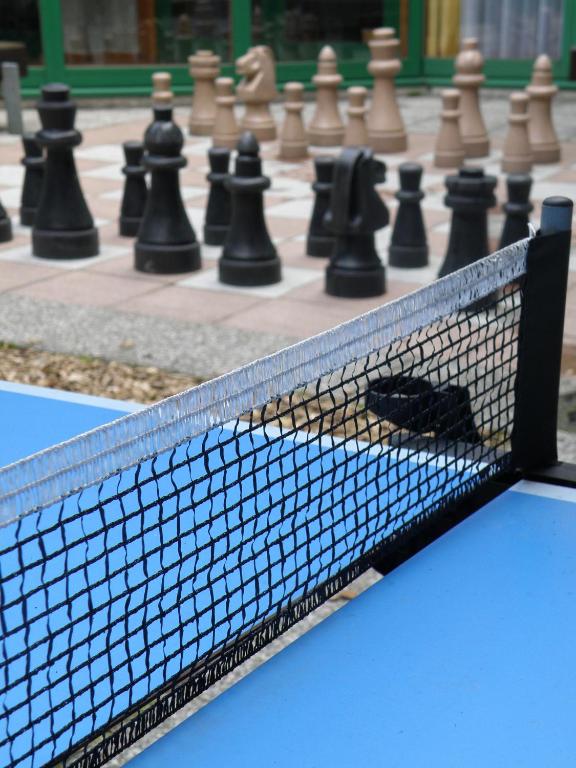 Stolní tenis v ubytování Hotel Sommerhaus am Internats-Campus nebo okolí