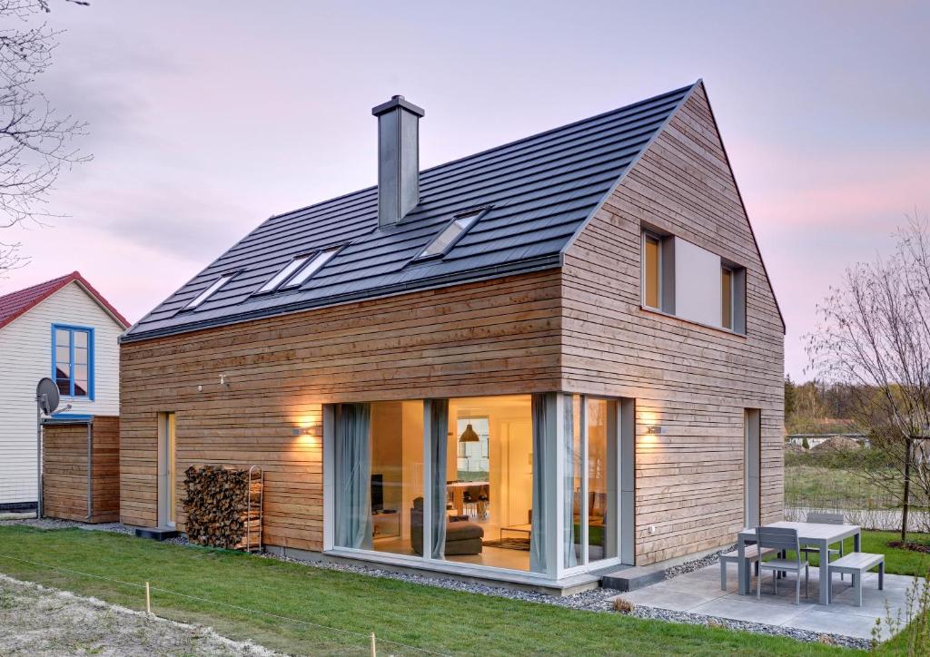 ein Haus mit einem Sonnendach darüber in der Unterkunft Ferienhaus Lillesol in Breege