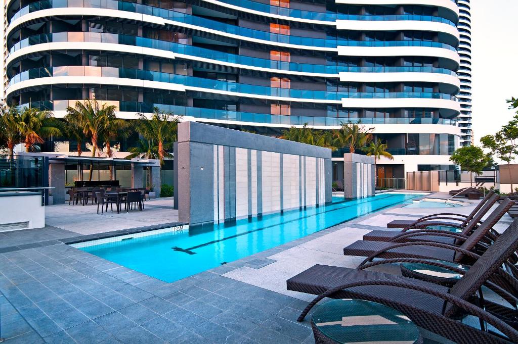 Bazén v ubytování Oracle Resort Broadbeach - gclr nebo v jeho okolí