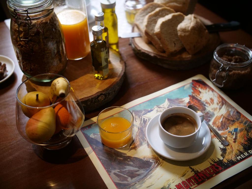 Jídlo v hostelu nebo okolí