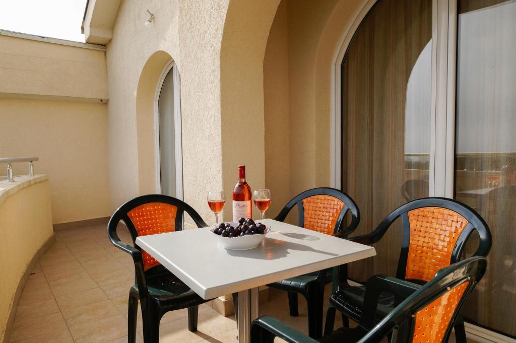 Nápoje v ubytování Apart Hotel Forte Roses Montenegro KO Buljarica