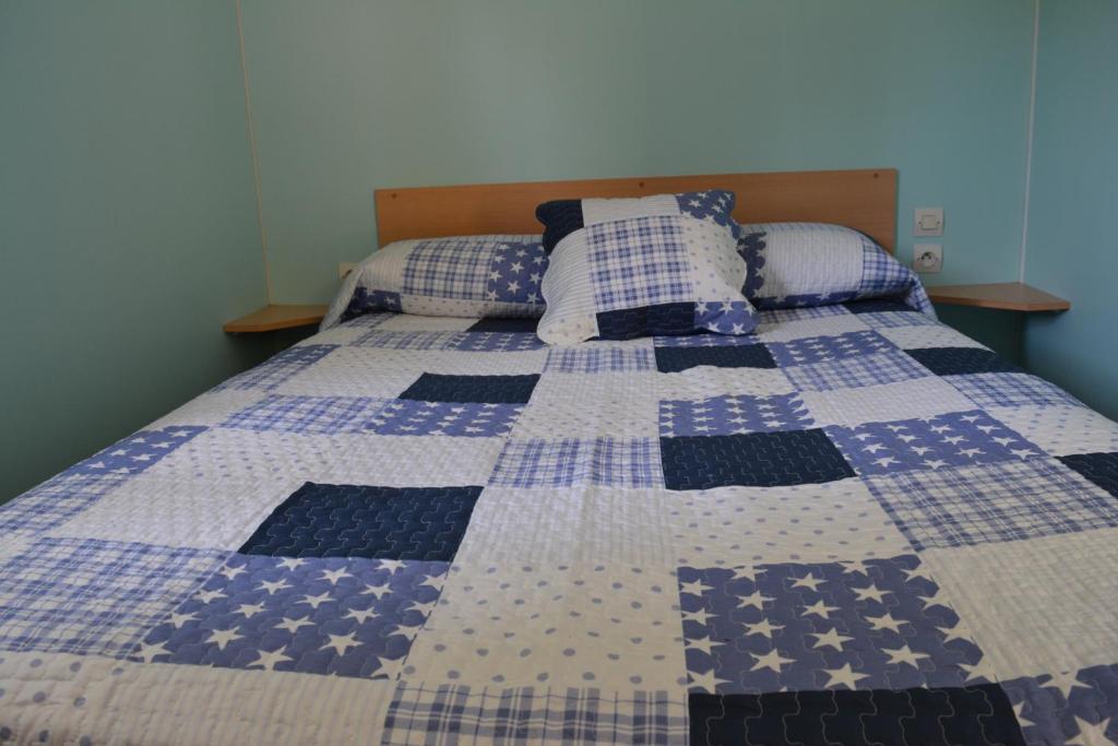 Una cama o camas en una habitación de Camping La Aventura Playa