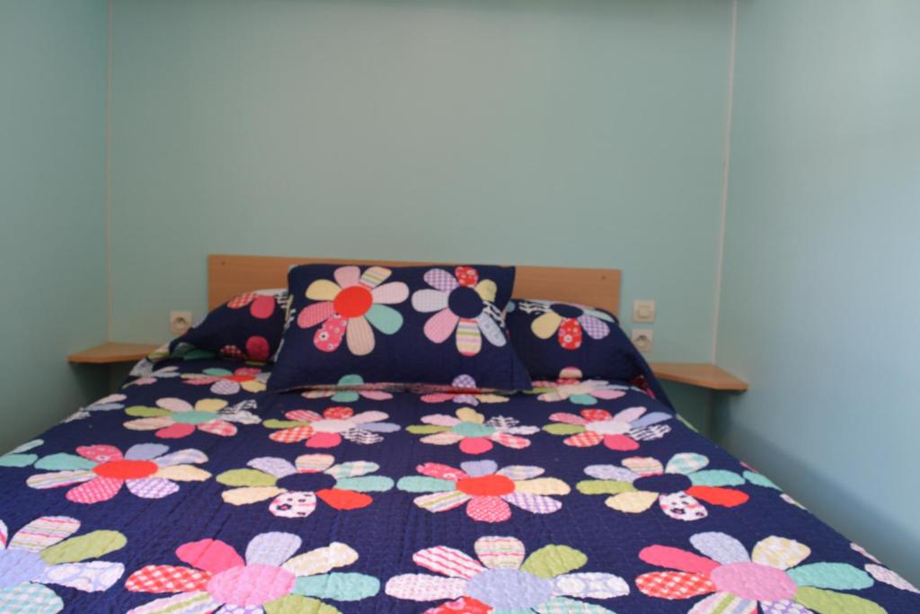 Una cama o camas en una habitación de Camping La Aventura Playa