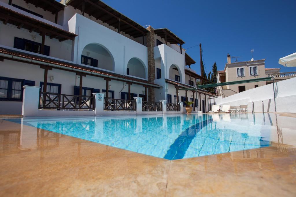 una piscina di fronte a un edificio di 7 Islands a Spetses