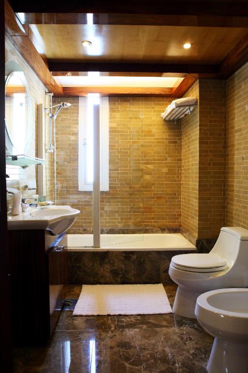 Koupelna v ubytování Lahoya Suites