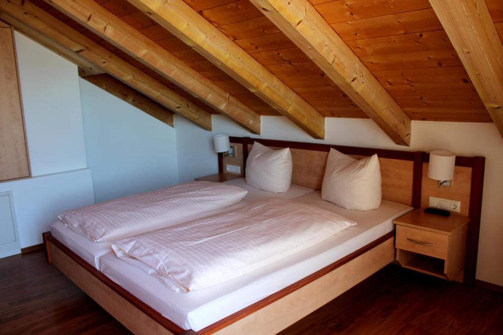Letto o letti in una camera di Hotel-Gasthof Kramerwirt