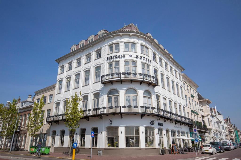 ein großes weißes Gebäude in einer Stadtstraße in der Unterkunft Fletcher Hotel-Restaurant Middelburg in Middelburg